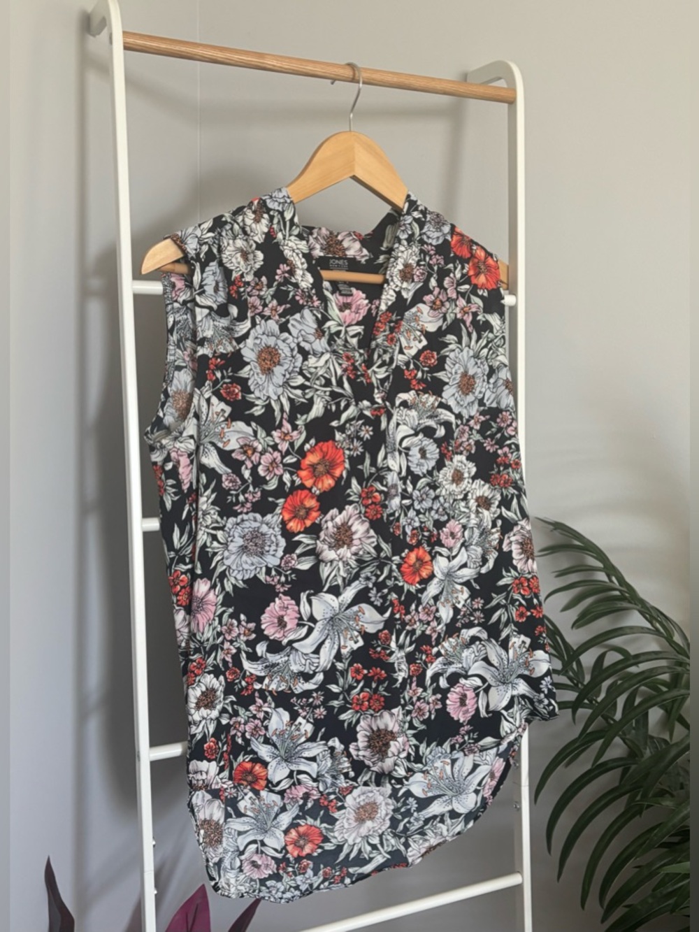 Jones New York Sleeveless Floral V-Neck Top - Black with Pink & Coral Flowers